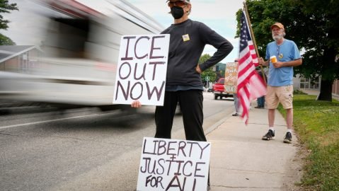 Senadores exigen investigar y reformar al ICE tras la muerte de dos hombres en operativos migratorios
