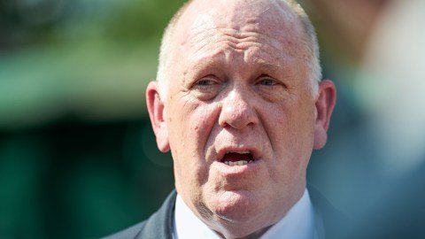 Tom Homan respalda el uso obligatorio de cámaras corporales tras tiroteos mortales de agentes de ICE