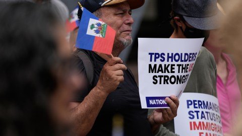 Tribunal federal suspende revocación de permisos de trabajo para beneficiarios de TPS y asilo