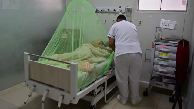 “Tuvimos que sortear cadenillas de oro para pagar la atención médica de mi hija”: cómo el sistema de salud en Paraguay lleva a los pacientes a endeudarse