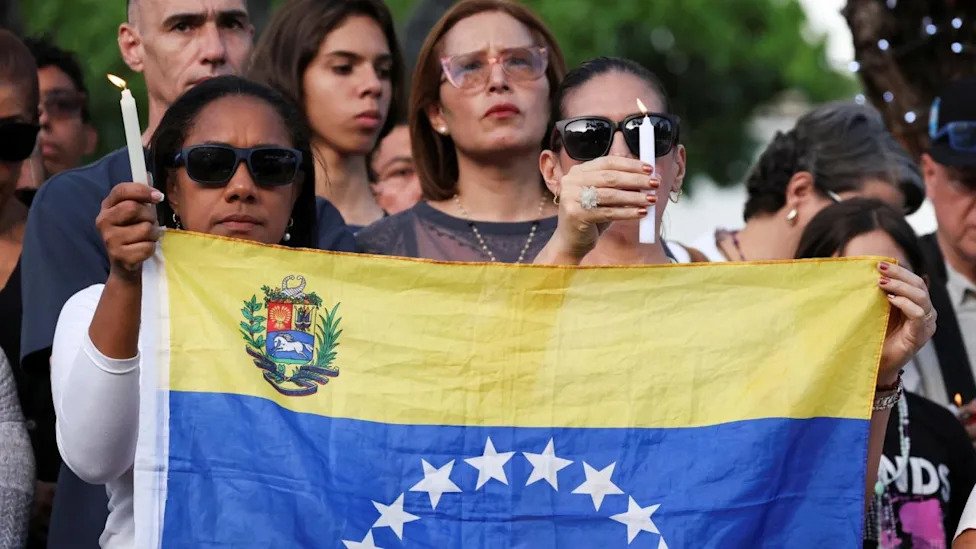 Un minuto de silencio en zona de desastre en Venezuela, un mes después de los terremotos