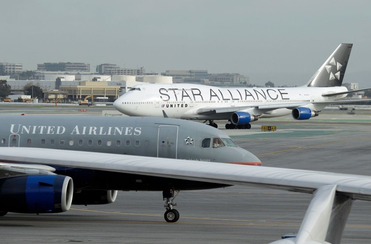 United investiga a empleada que amenazó con denunciar ante el ICE a pasajero de California