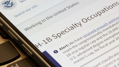 Acusan a Trump de poner en riesgo el talento extranjero con tarifa de $103,265 dólares para visas H-1B