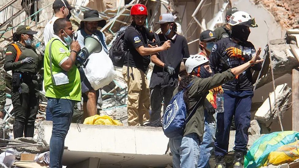 Colombia intensifica las tareas de rescate tras el potente terremoto que deja al menos 132 muertos y más de 700 heridos