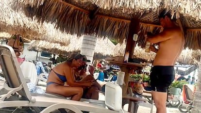 El ministro de Vivienda Jaime Beltrán recibe una ola de críticas por descansar en la playa durante la emergencia del terremoto en Colombia