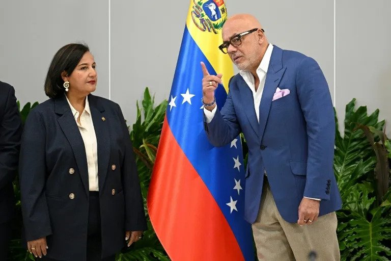 Gobierno y oposición sostienen primer encuentro hacia una transición política en Venezuela