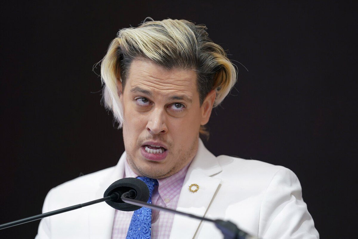 ICE detiene al controversial influencer británico Milo Yiannopoulos y amenaza con deportarlo