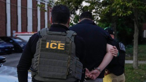 ICE detuvo a casi 50,000 inmigrantes en julio, la cifra más alta bajo Trump