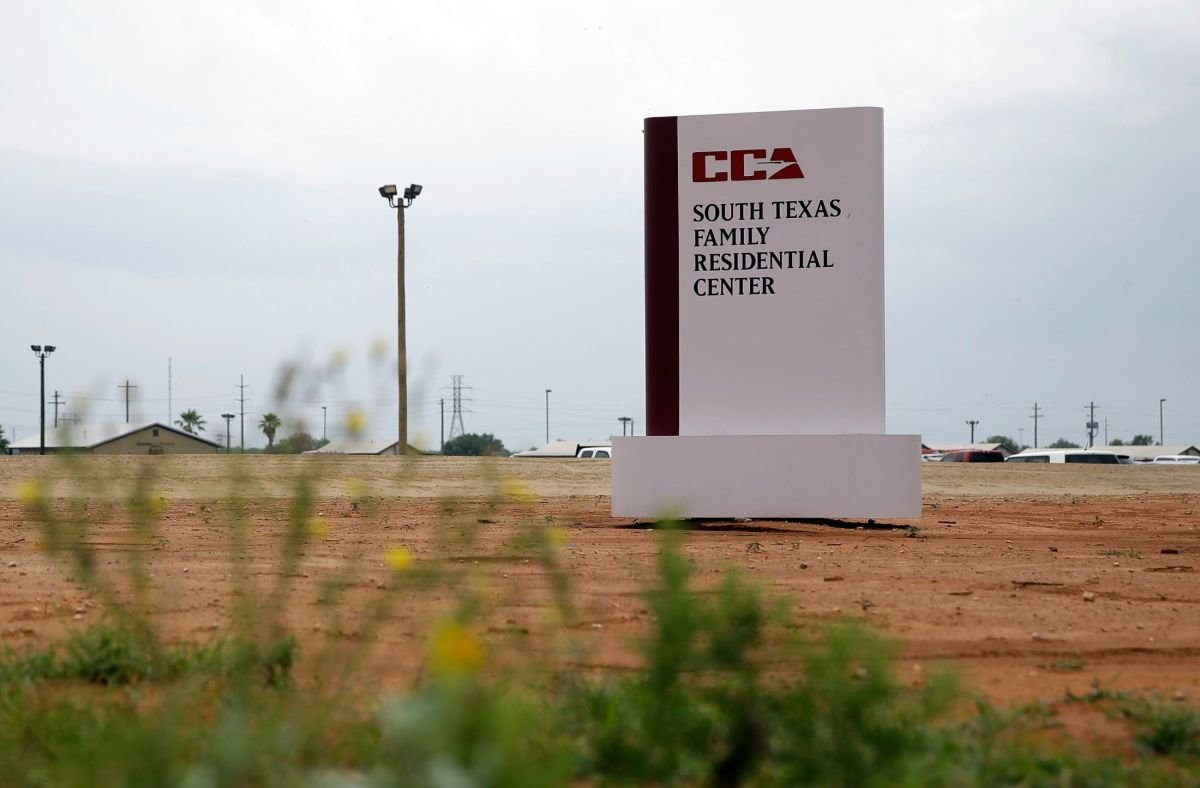 ICE mantiene detenido a niño de 5 años pese a súplica de su padre para dejarlo con su mamá