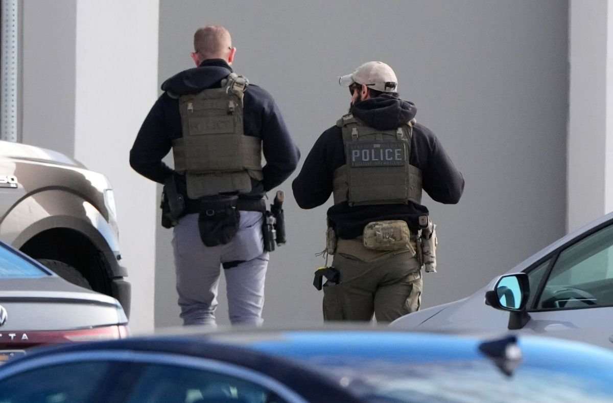 Investigación revela que ICE alimenta a la fuerza a detenidos en huelga de hambre