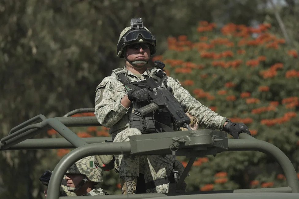 México envía 1.557 militares a zona aguacatera tras cierre de exportaciones a EE.UU.