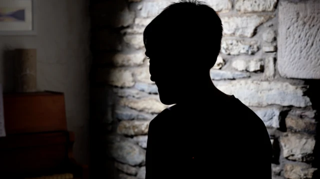 “Quiero utilizar mis habilidades cibernéticas para el bien”: cómo la policía de Reino Unido busca rehabilitar a hackers adolescentes