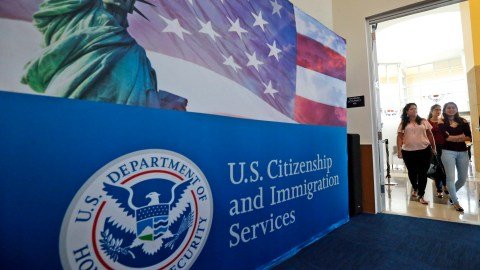 Trump prepara una nueva tarifa de más de $100,000 dólares para las visas H-1B