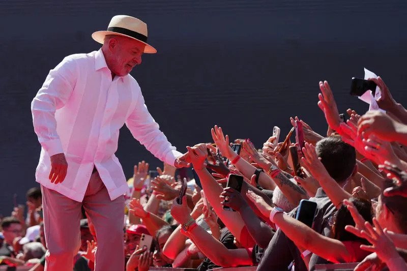Una encuesta revela que Lula mantiene estrecha ventaja sobre senador Bolsonaro a puertas de comicios Brasil