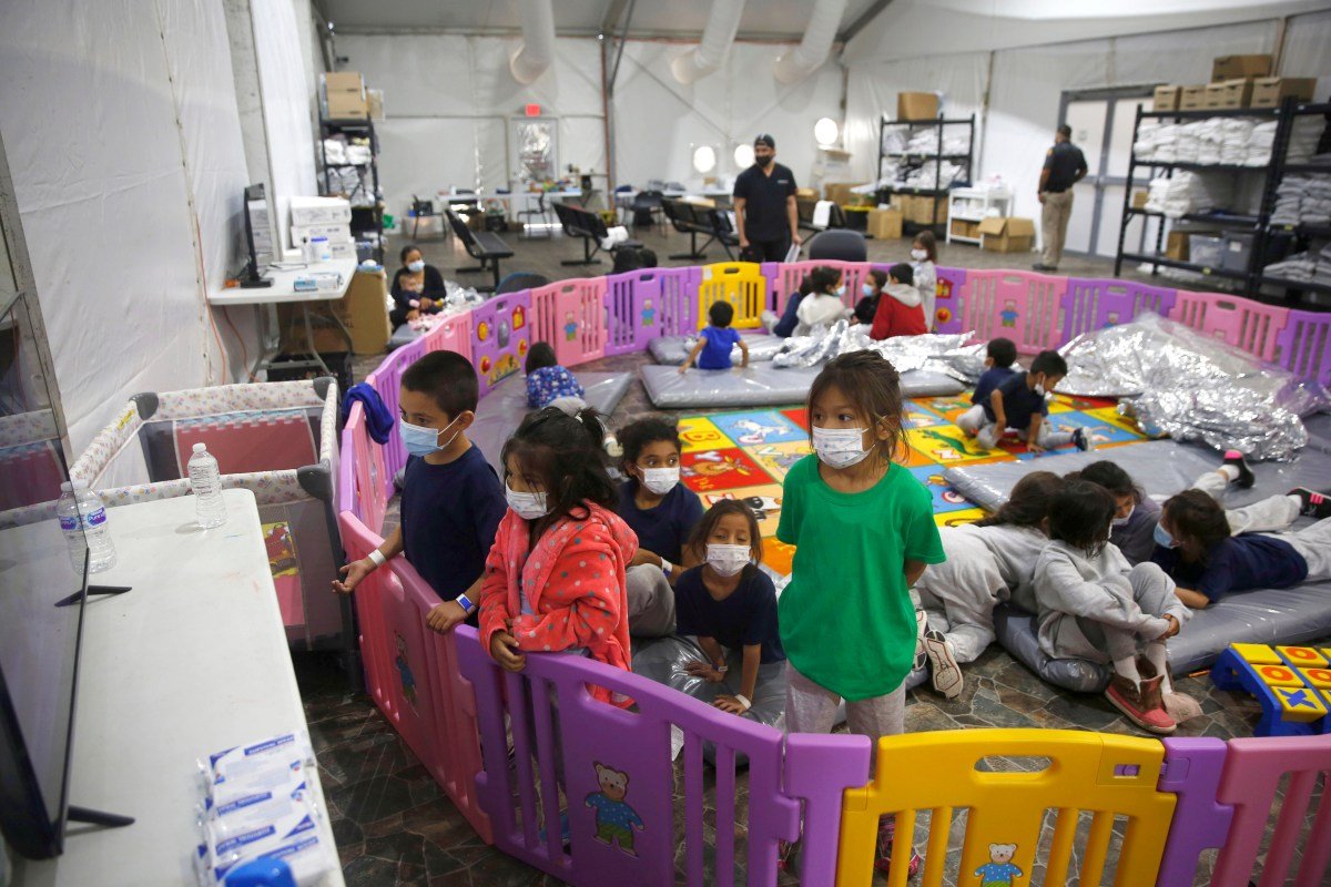 Young Center demanda a ICE para exigir transparencia sobre las “visitas de bienestar” a niños inmigrantes