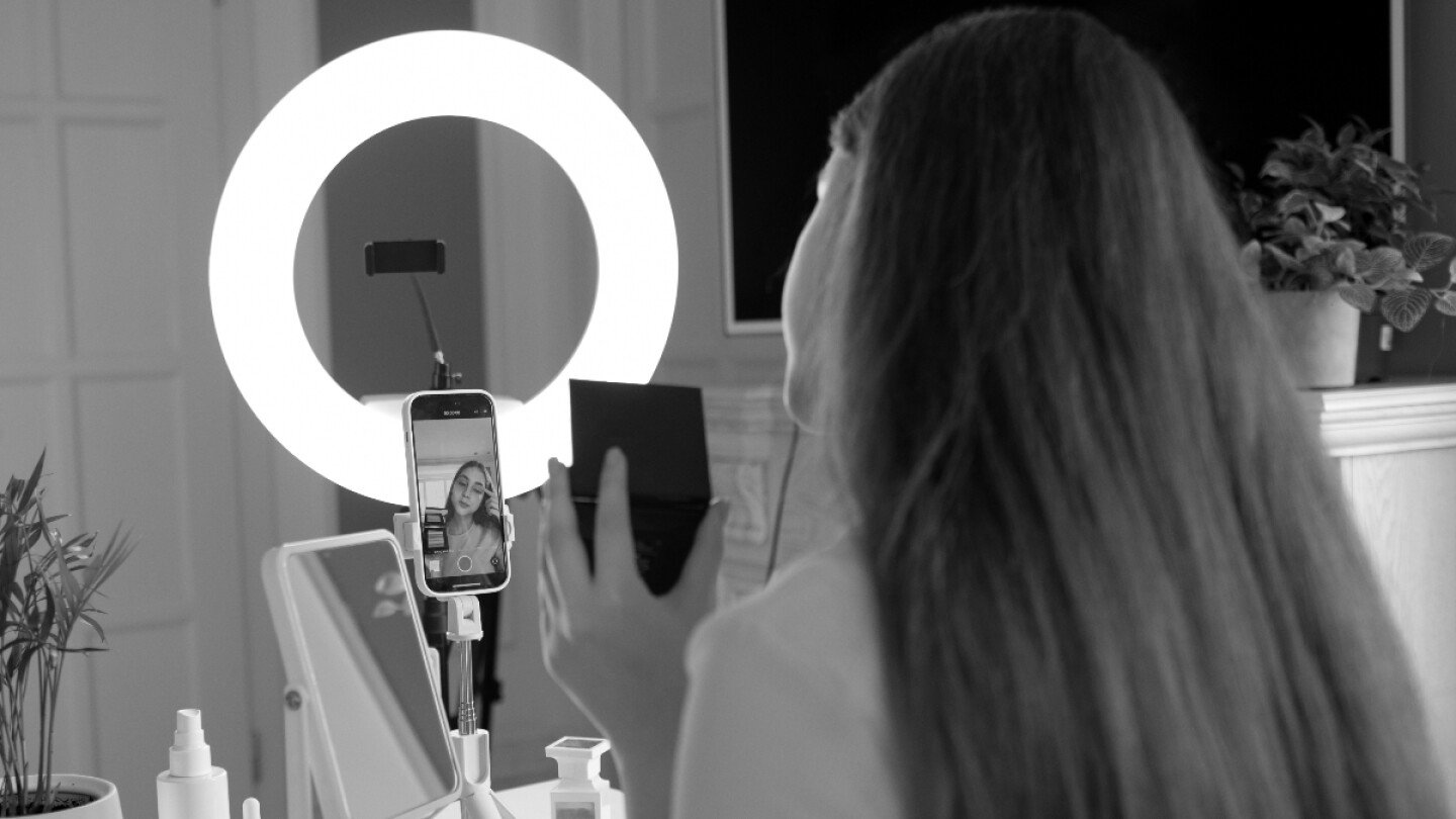 Asesinan a influencer de 21 años fuera de su casa y frente a su padre, ¿qué se sabe del caso?