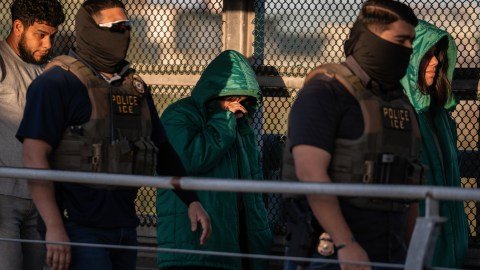Corte Suprema de EE.UU. permite a Trump reanudar deportaciones rápidas a terceros países