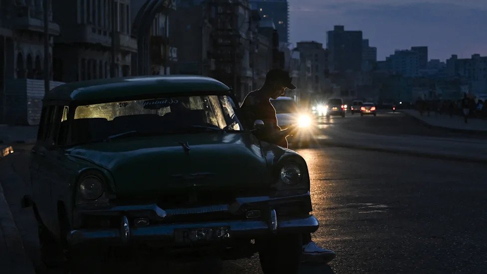 Cuba reconecta la red eléctrica pero siguen los apagones