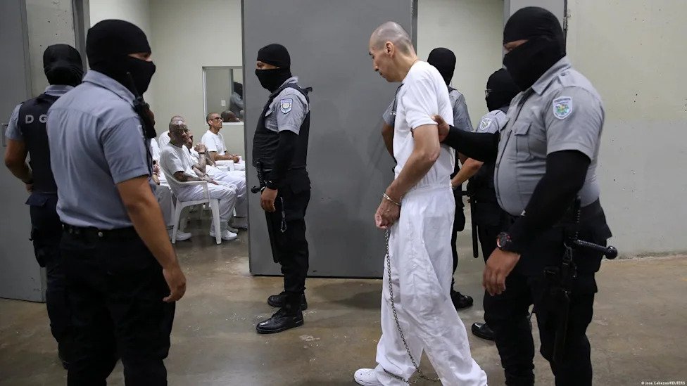 El Salvador dicta por primera vez una condena a prisión perpetua