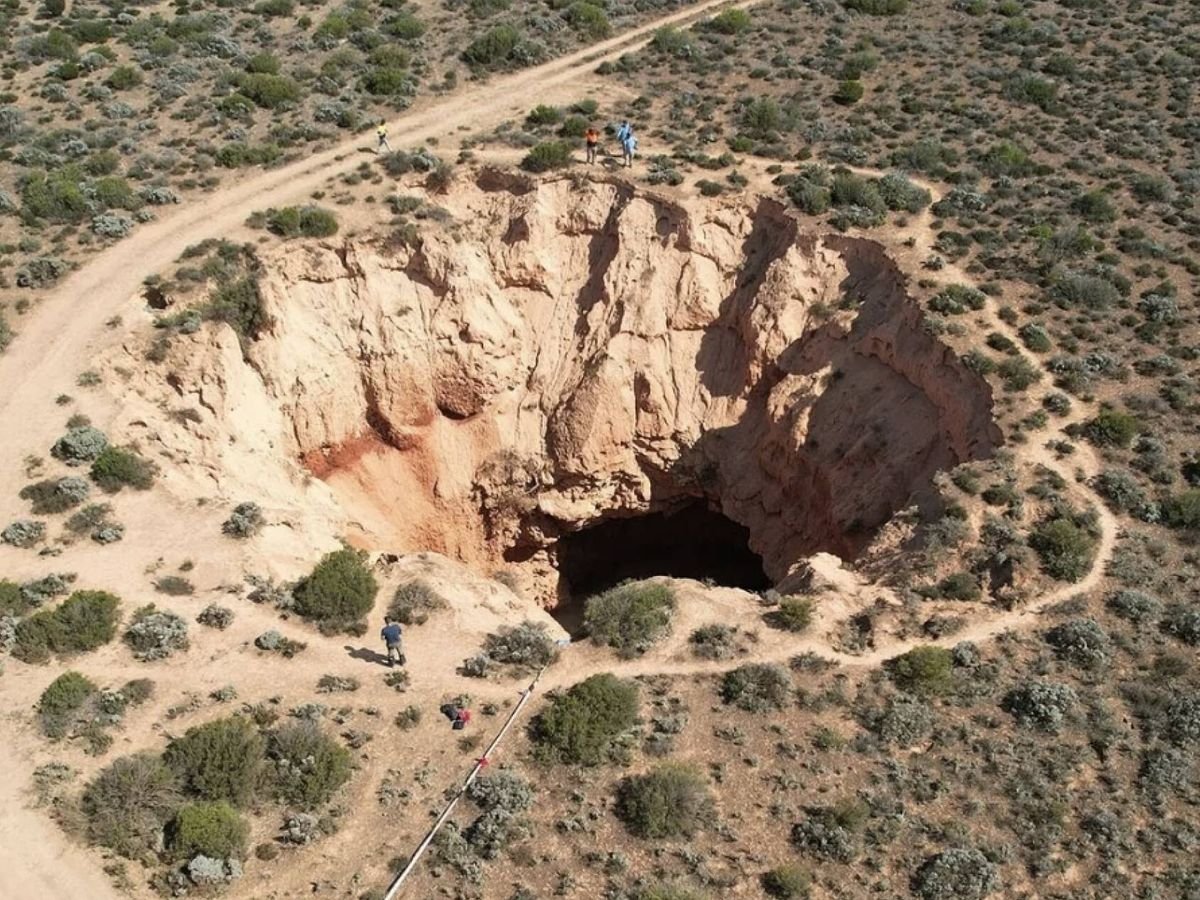 El suelo se abre en el desierto de Australia y aparece una red de cuevas de hasta 150 metros de profundidad