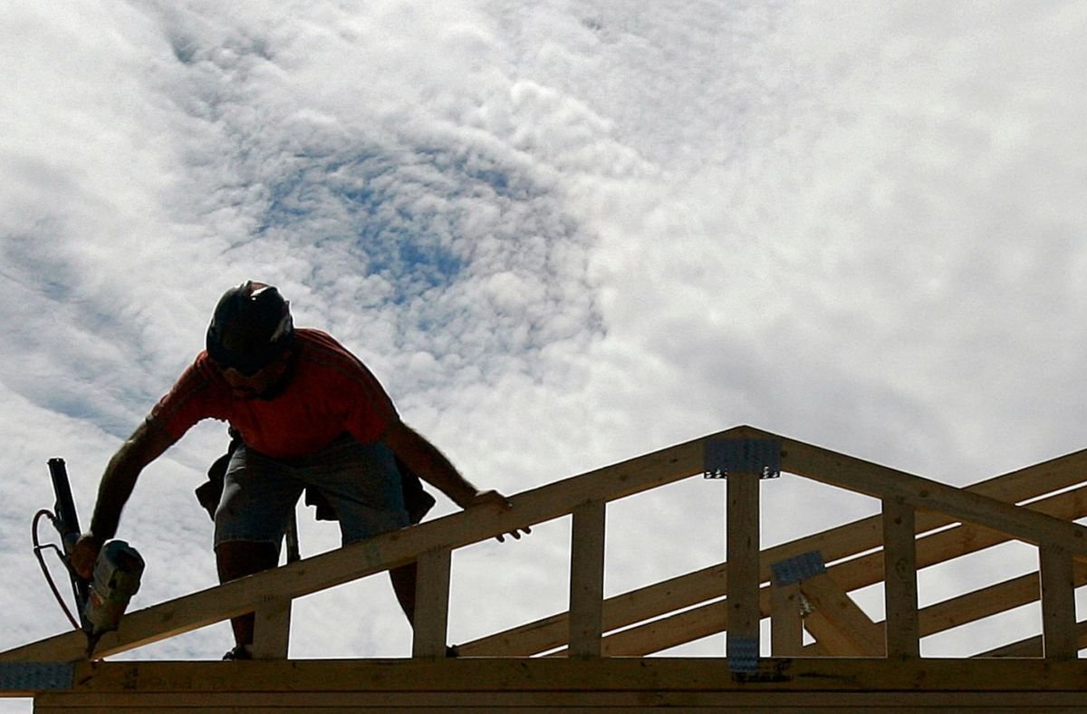 Inmigrantes desmontan cerca tras pleito por pago: habrían sido amenazados con ICE