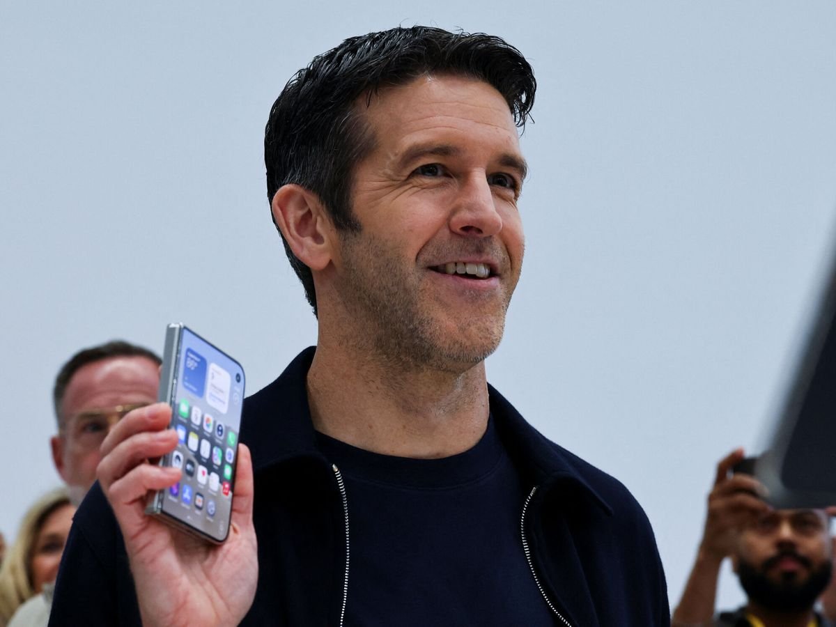 John Ternus, nuevo CEO de Apple, sobre la llegada de dispositivos de IA y el iPhone: “El teléfono no va a perder importancia”