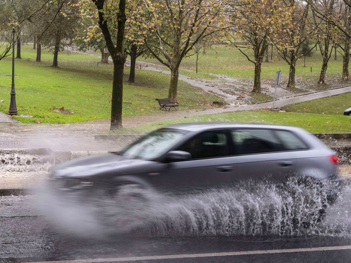 Las gotas de lluvia son como pequeños rayos que destrozan la carrocería de tu coche en menos tiempo del que crees