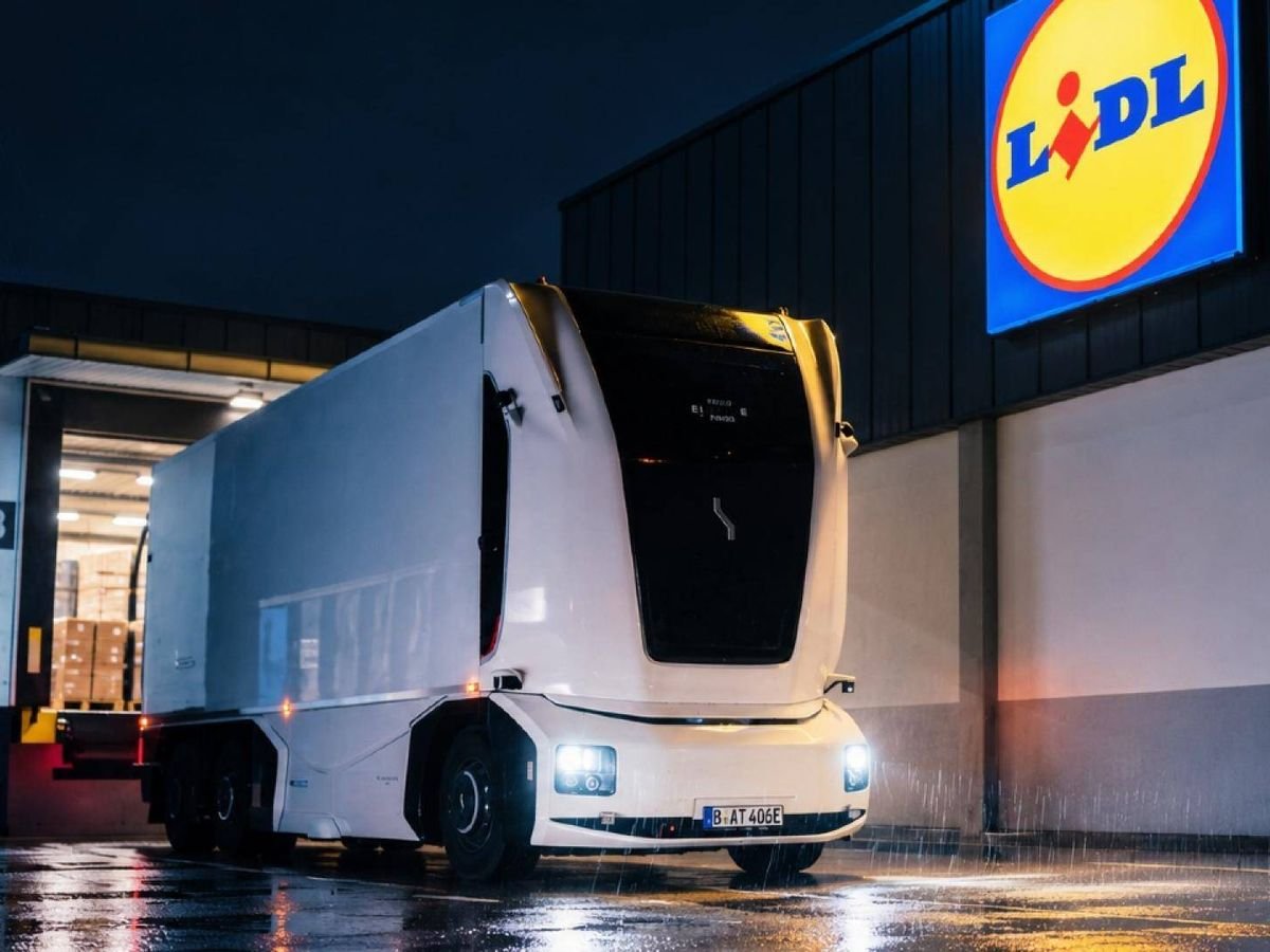 Lidl empieza a utilizar un camión autónomo sin conductor e impulsado por IA con capacidad para 15 europalés