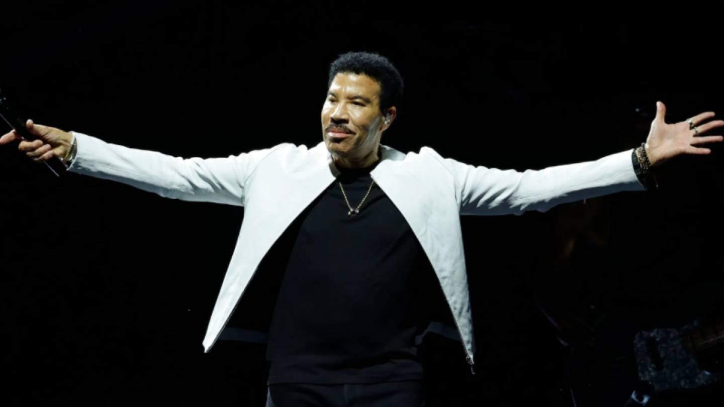 Lionel Richie es hospitalizado de emergencia tras sentirse mal en pleno concierto, ¿cuál es su estado de salud?