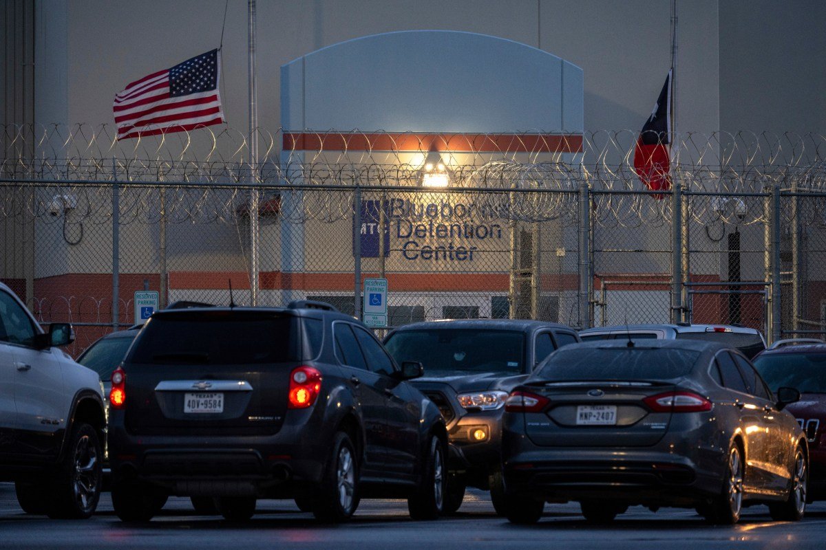Migrante venezolano recibe dos disparos de agente de ICE en Texas y termina en un centro de detención