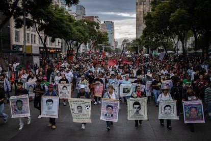 Miles de personas marchan tras doce años sin justicia por el caso Ayotzinapa, en imágenes