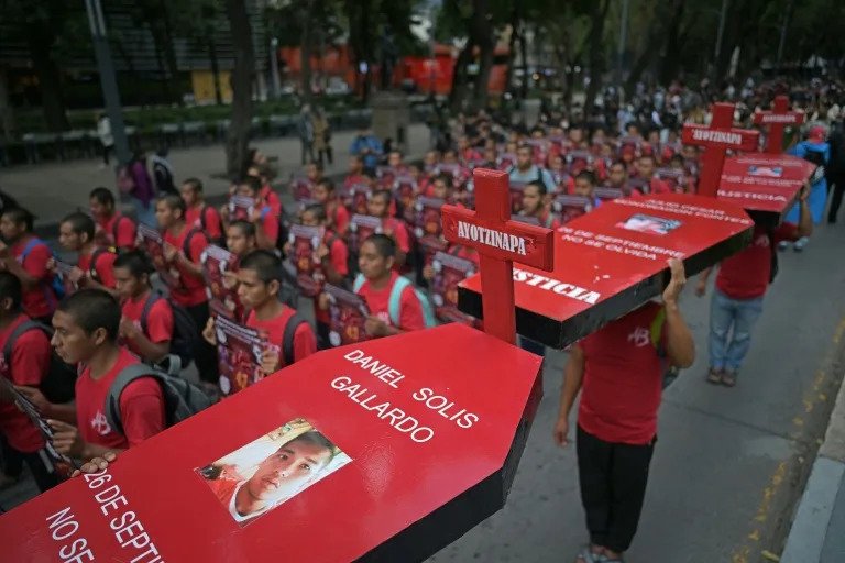 Miles marchan en México para exigir respuestas al caso Ayotzinapa 12 años después