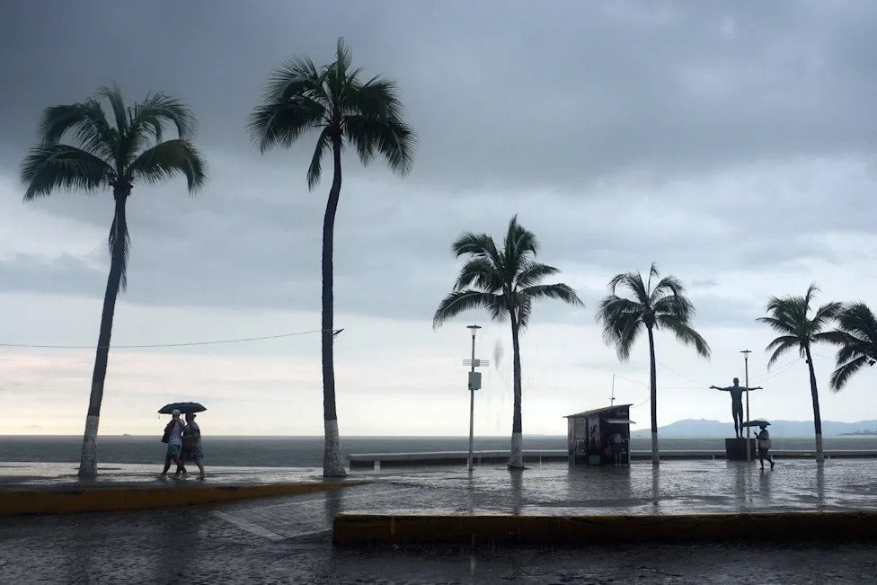 Nueva depresión tropical amenaza el sur de México mientras avanza huracán Polo al noroeste
