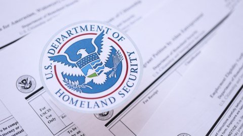 Nueva regla de DHS cambia el proceso migratorio para ciertos niños nacidos en Estados Unidos