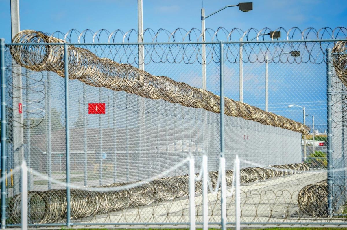 Organizaciones latinas demandan a gobierno de Trump para frenar nuevo centro de detención de ICE en Colorado