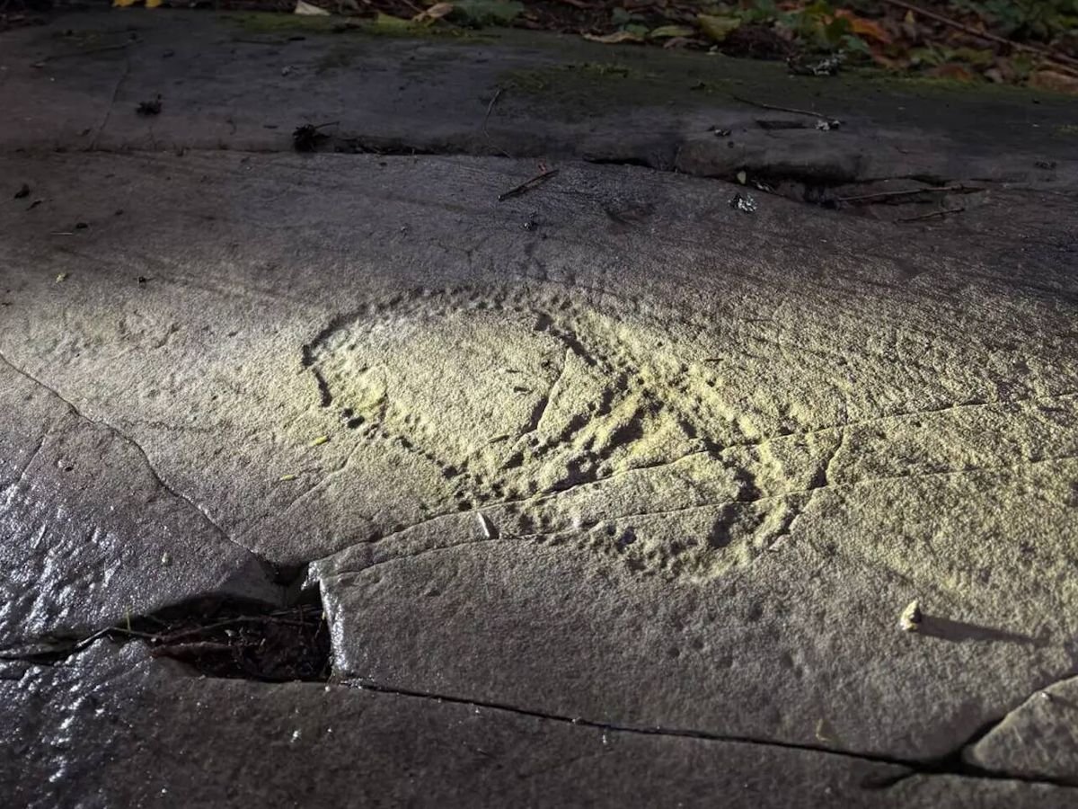 Pasea con su hija por las montañas de Noruega y encuentra una extraña huella gigante de hace 3.000 años
