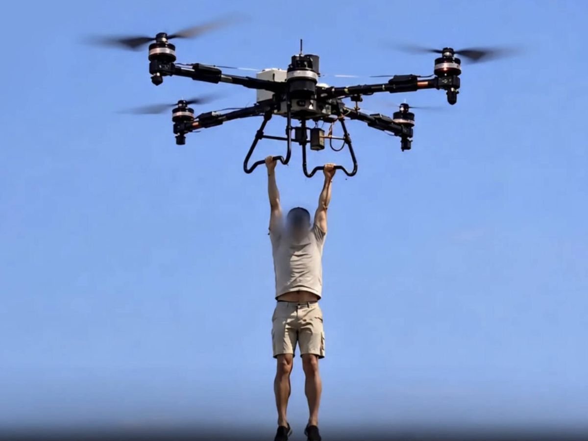 Un preso intenta fugarse de la cárcel colgado de un dron gigante