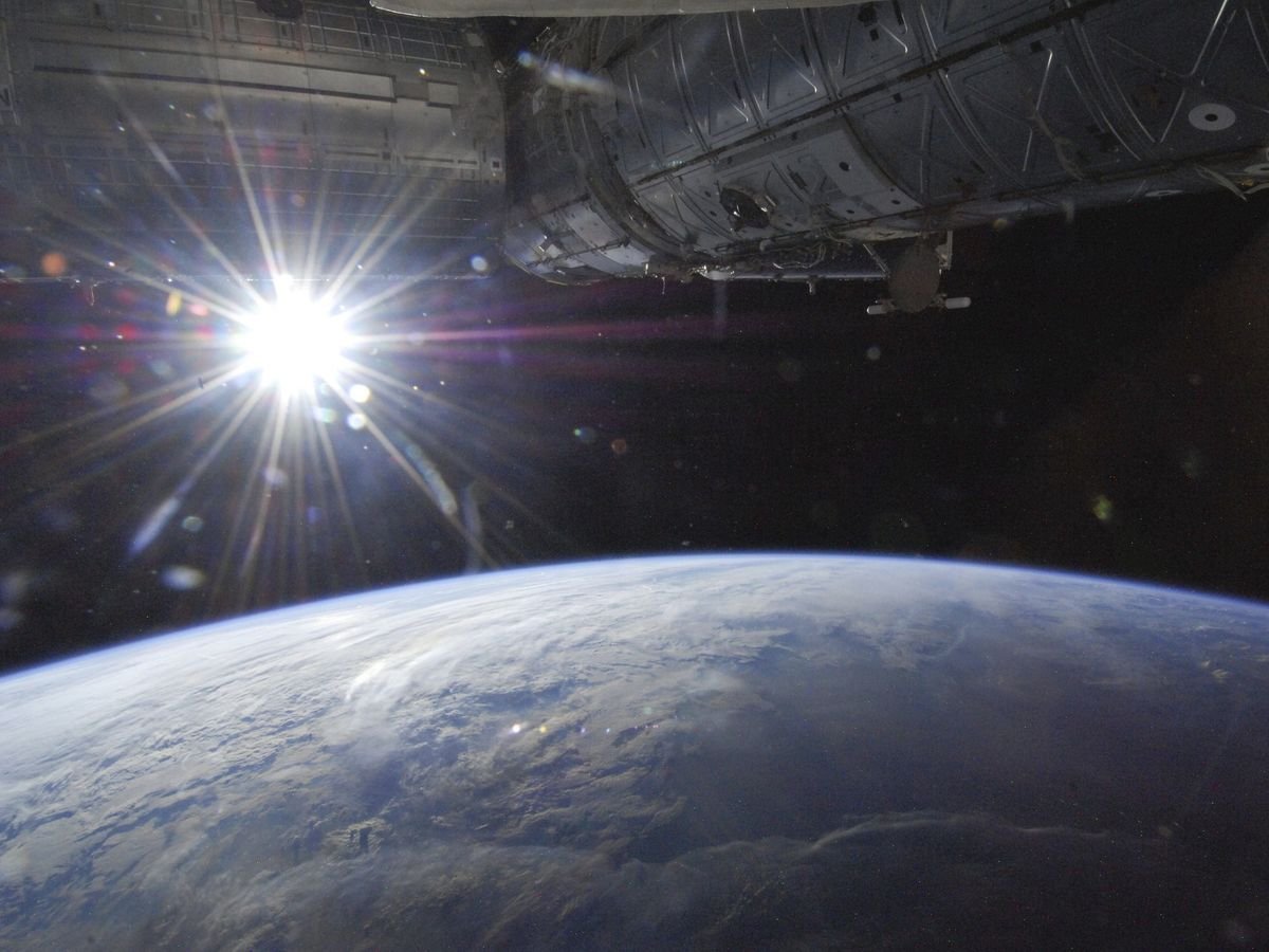 Un satélite espía de EEUU lanzado durante la Guerra Fría se desintegra inesperadamente: podría haber generado una nube de metralla a 775 km de altura