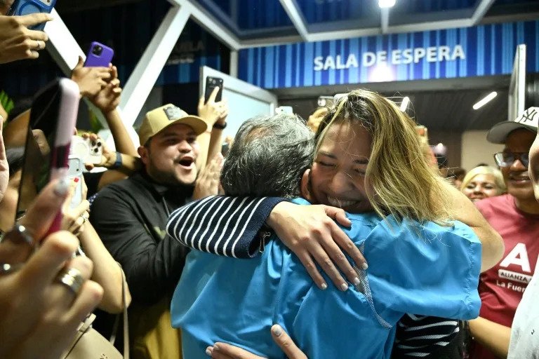“Vengo aquí a trabajar”: Cercana colaboradora de líder opositora Machado regresa a Venezuela